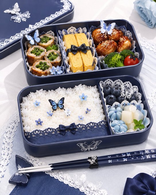 蝶舞う青いお弁当 のAI生成画像